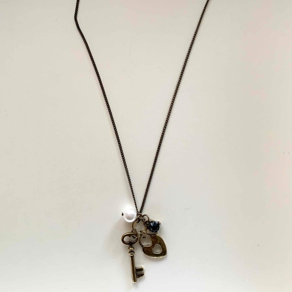 Necklace with key and heart and pearl charms - Picture 2 of 2